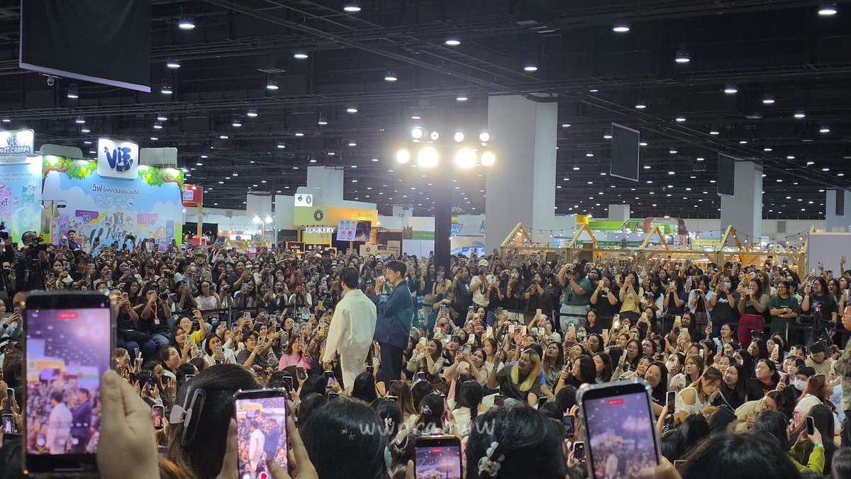wwnranww's tweet photo. ผู้คนหลากหลาย but baby you look so shine 🌟 

 VIF X YINWAR ZUSAM
#VIFxYWZSPetexpo
#yinyin_anw #warwanarat #หยิ่นวอร์ https://t.co/21tCu7C2Wg