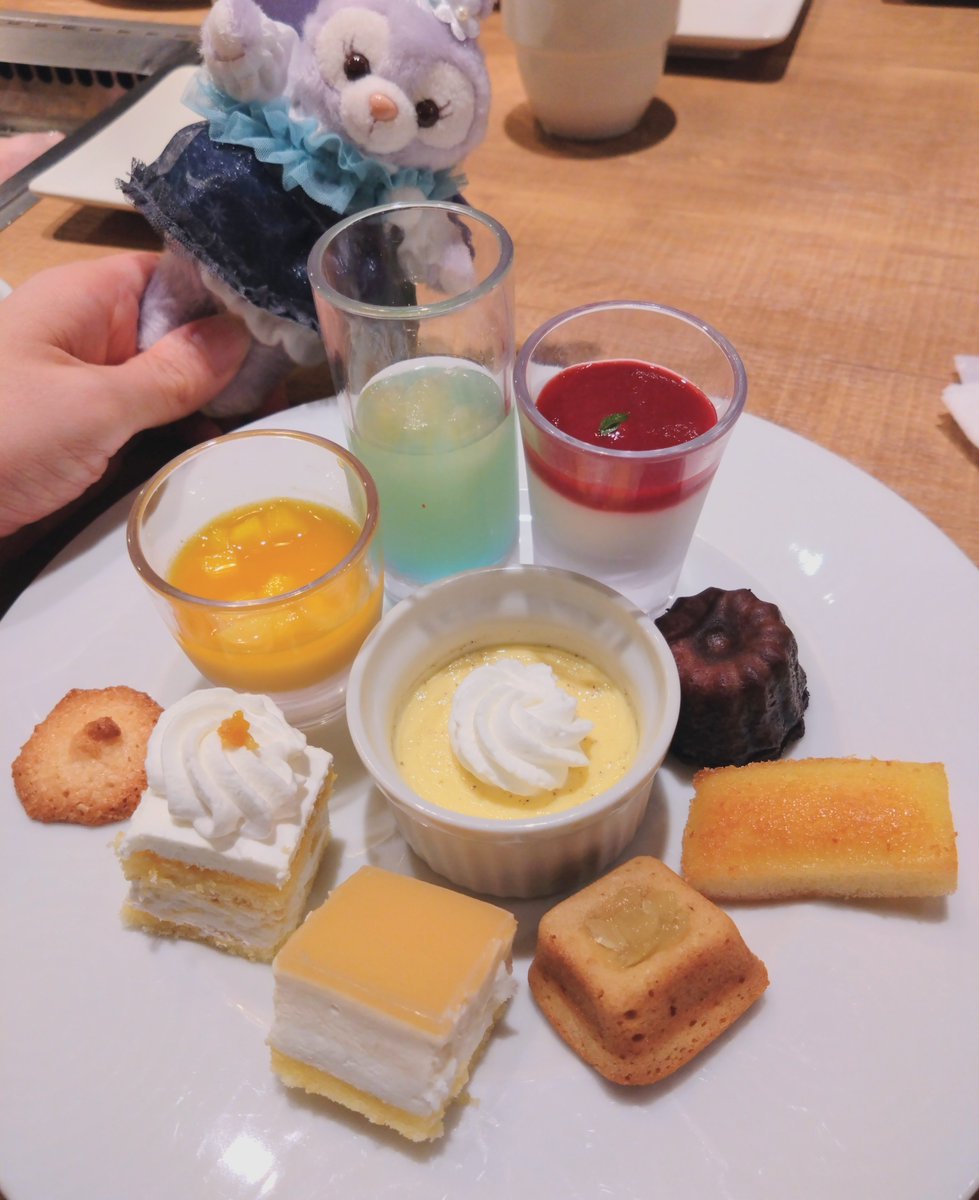 Hi_Bridge_'s tweet photo. プレミアムカルビさんに再訪🥩
デザートも全部当たりだったけどショートケーキがあっさりしてて食べやすい〜！いつ来てもデザートビュッフェがとても美味しいの感謝しかない
ステラルーちゃんお気に入りのはちみつレモン冷麺はふたつ食べてました🍜
私が肉食べないせいで焼肉とは思えない写真しかない https://t.co/TINRowEbQF