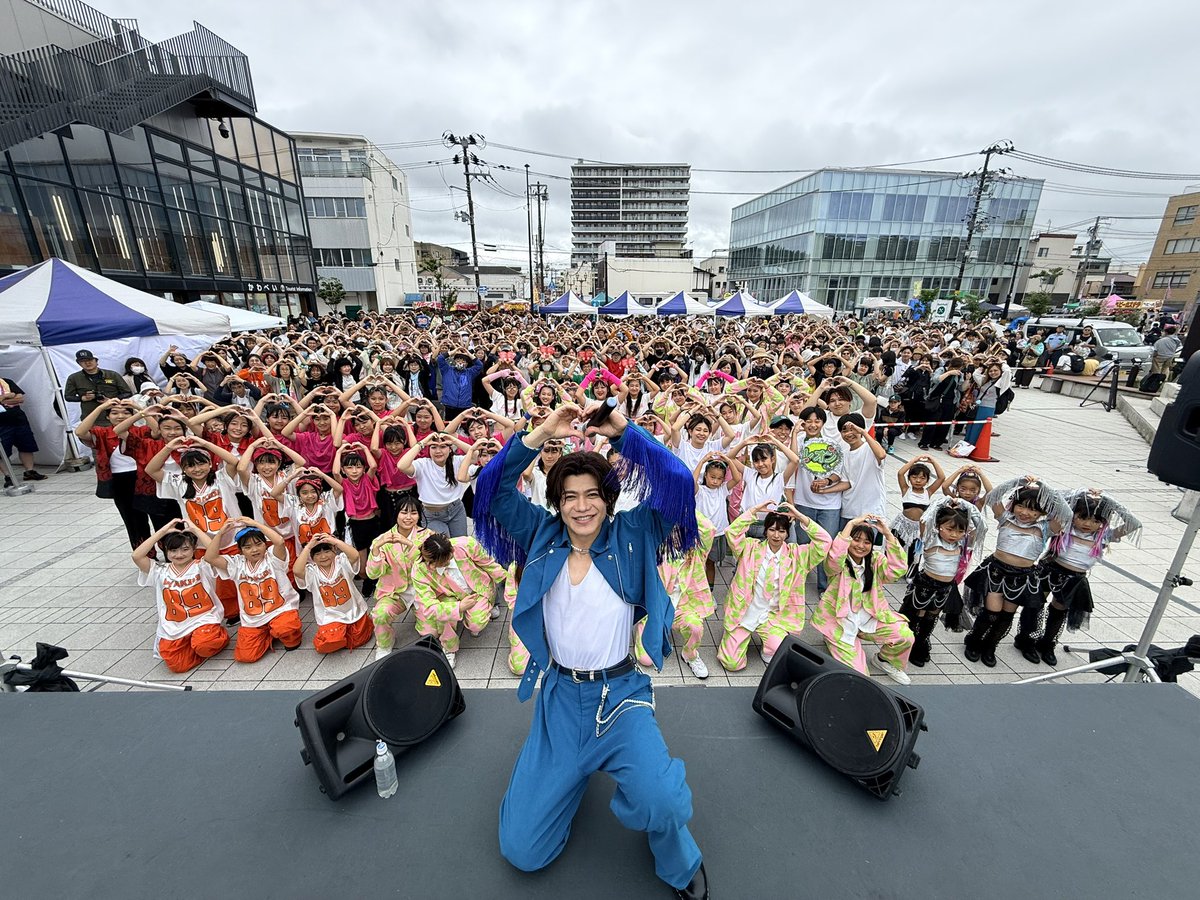 niihamaLEON's tweet photo. #石巻川開き祭り🎤
今年も本当にありがとうございました✨

そしてなんと！12月5日（土）！！！
念願だった石巻でのコンサートの開催が決定しました🎉
場所はNHKのど自慢にてゲスト出演させていただいた「マルホンまきあーとテラス大ホール」です😳

是非みんなで石巻へ行きましょうー⭐️
#新浜レオン https://t.co/Twiwr7K9wB