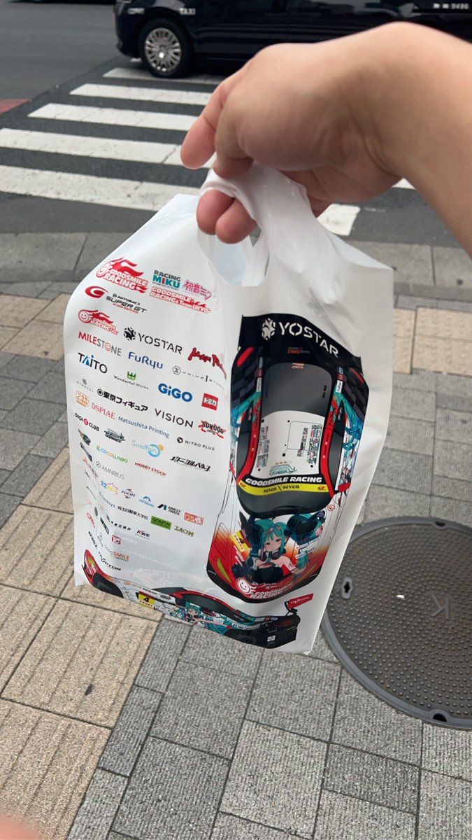 lock_ZN6's tweet photo. TIF予定でしたが暑すぎるので断念してA-PITとグットスマイルレーシングのポップアップ行ってきました🚗 https://t.co/bfX4nQav07