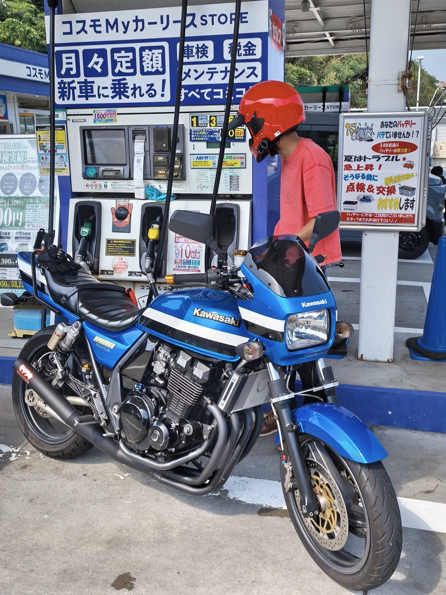 基本的に紺色系統は苦手なんです、バイクもクルマも。 でも綺麗な
