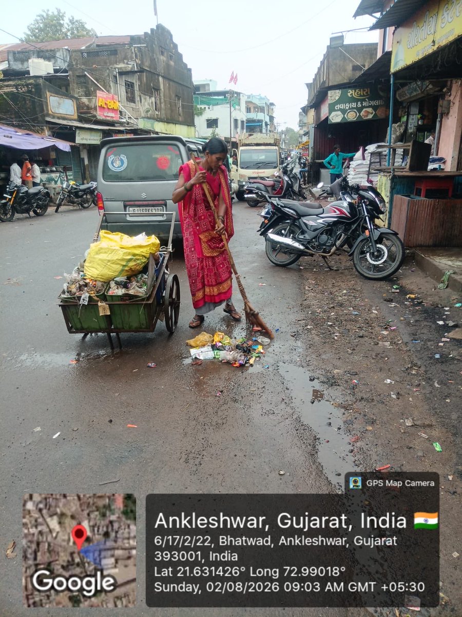 AnkleshwarNP's tweet photo. તારીખ: ૦૨/૦૮/૨૦૨૬ભારે વરસાદમાં પણ અંકલેશ્વર મ્યુનિસિપાલિટીની સ્વચ્છતા ટીમ સજ્જ! 💪🌧️આજે વહેલી સવારથી શરૂ થયેલા ભારે વરસાદ વચ્ચે અંકલેશ્વર મ્યુનિસિપલ કોર્પોરેશનની સ્વચ્છતા ટીમ શહેરીજનોની સુવિધા અને સલામતી માટે ખંતપૂર્વક કાર્યરત છે. ટીમના સભ્યો નીચાણવાળા વિસ્તારો અને મુખ્ય રસ્તાઓ https://t.co/w4T5EFMkqc