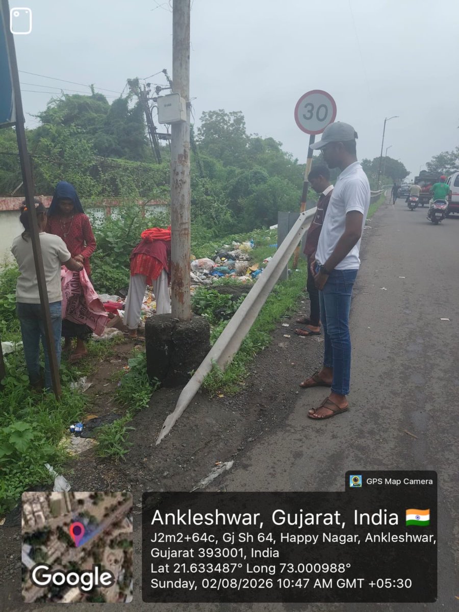 AnkleshwarNP's tweet photo. તારીખ: ૦૨/૦૮/૨૦૨૬ભારે વરસાદમાં પણ અંકલેશ્વર મ્યુનિસિપાલિટીની સ્વચ્છતા ટીમ સજ્જ! 💪🌧️આજે વહેલી સવારથી શરૂ થયેલા ભારે વરસાદ વચ્ચે અંકલેશ્વર મ્યુનિસિપલ કોર્પોરેશનની સ્વચ્છતા ટીમ શહેરીજનોની સુવિધા અને સલામતી માટે ખંતપૂર્વક કાર્યરત છે. ટીમના સભ્યો નીચાણવાળા વિસ્તારો અને મુખ્ય રસ્તાઓ https://t.co/w4T5EFMkqc