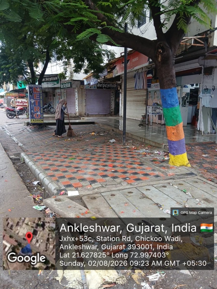 AnkleshwarNP's tweet photo. તારીખ: ૦૨/૦૮/૨૦૨૬ભારે વરસાદમાં પણ અંકલેશ્વર મ્યુનિસિપાલિટીની સ્વચ્છતા ટીમ સજ્જ! 💪🌧️આજે વહેલી સવારથી શરૂ થયેલા ભારે વરસાદ વચ્ચે અંકલેશ્વર મ્યુનિસિપલ કોર્પોરેશનની સ્વચ્છતા ટીમ શહેરીજનોની સુવિધા અને સલામતી માટે ખંતપૂર્વક કાર્યરત છે. ટીમના સભ્યો નીચાણવાળા વિસ્તારો અને મુખ્ય રસ્તાઓ https://t.co/w4T5EFMkqc
