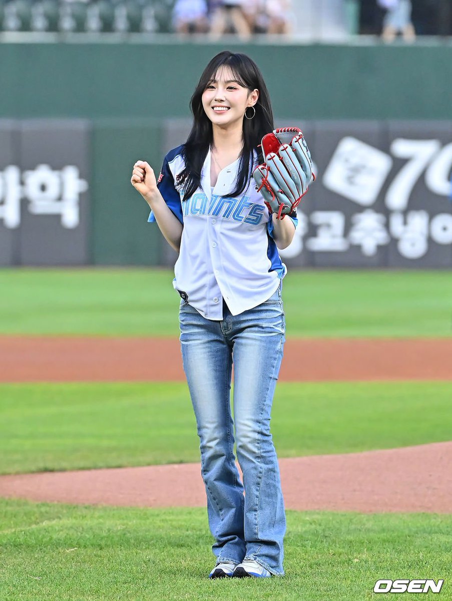 chaeromedia's tweet photo. 260802 Press 📸

Chaehyun throwing the ceremonial first pitch for the Lotte Giants Baseball Team
🔗 : https://t.co/RIZMcl9WbP
🔗 : https://t.co/kfH16ZJh1E

#CHAEHYUN #김채현 #チェヒョン https://t.co/SJkwZSSYZk
