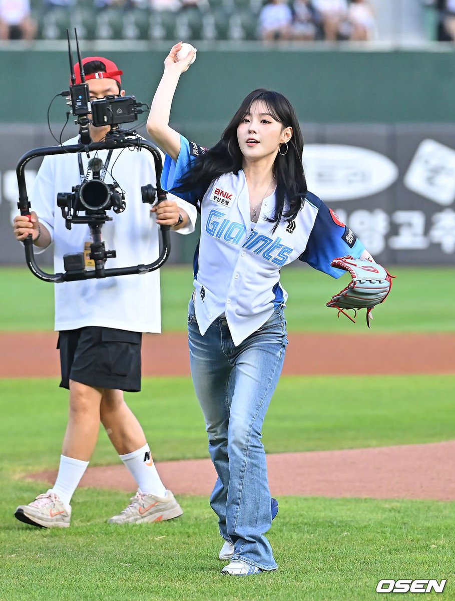 chaeromedia's tweet photo. 260802 Press 📸

Chaehyun throwing the ceremonial first pitch for the Lotte Giants Baseball Team
🔗 : https://t.co/RIZMcl9WbP
🔗 : https://t.co/kfH16ZJh1E

#CHAEHYUN #김채현 #チェヒョン https://t.co/SJkwZSSYZk