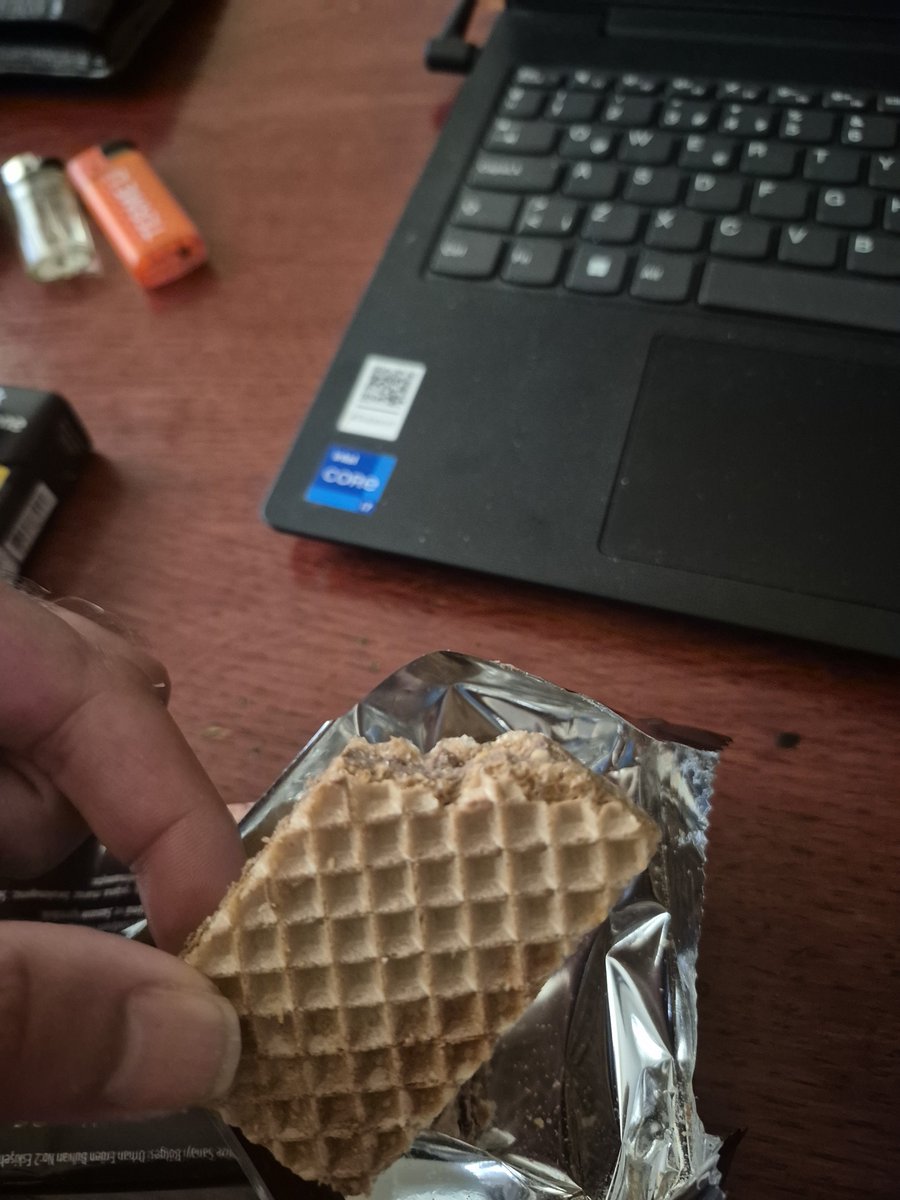 manikarte's tweet photo. Eti bidolu o kadar lezzetli olsa gerek ki bir parça ısırık alıp öyle paketlemişler. 🤔

#eti #etibidolu https://t.co/fCDIrI1F2X