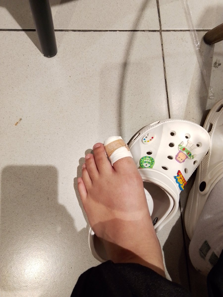 NChaeyya's tweet photo. ke fx dalam keadaan kaki diperban :)
(ga sanggup jalan hhh) https://t.co/ozfpJmfqwo