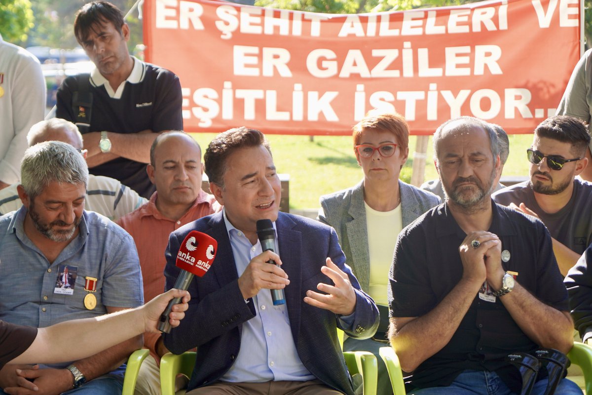 alibabacan's tweet photo. Güvenpark'ta, 20 gündür haklarını arayan er şehit ailelerimizin ve er gazilerimizin yanındaydık.

İstedikleri tek şey var: Şehit ailelerimizin ve gazilerimizin haklarının eşitlenmesi.

Bu bir bütçe meselesi değil; adaletin gereğini tesis etme meselesidir. https://t.co/qsjdfHRjOC