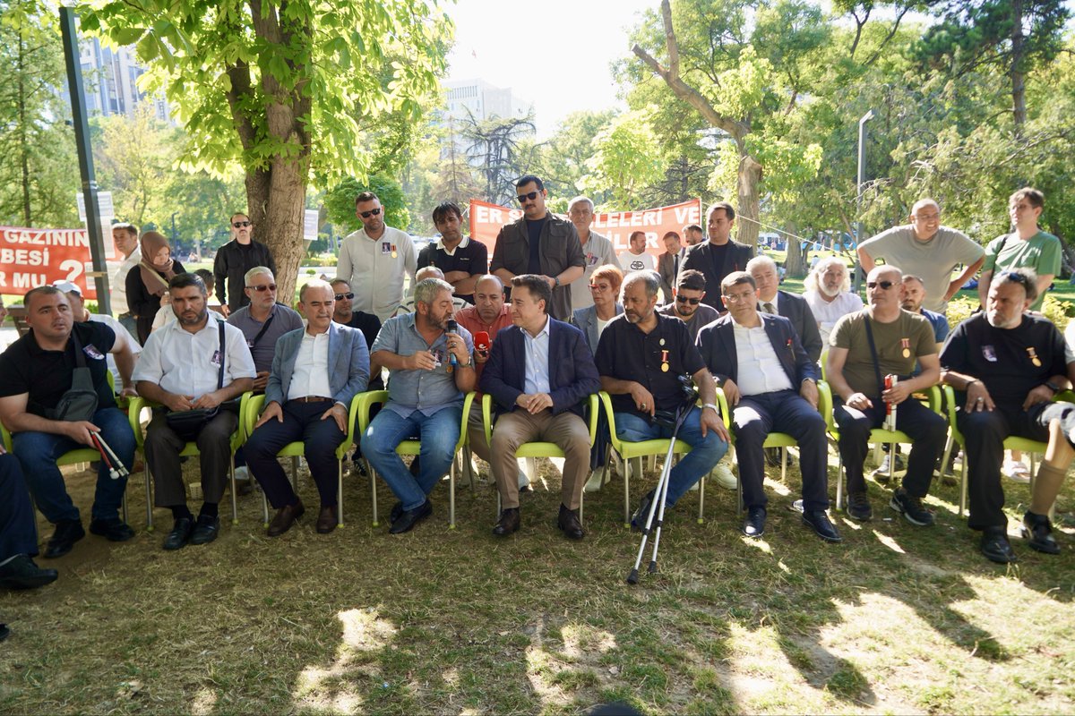 alibabacan's tweet photo. Güvenpark'ta, 20 gündür haklarını arayan er şehit ailelerimizin ve er gazilerimizin yanındaydık.

İstedikleri tek şey var: Şehit ailelerimizin ve gazilerimizin haklarının eşitlenmesi.

Bu bir bütçe meselesi değil; adaletin gereğini tesis etme meselesidir. https://t.co/qsjdfHRjOC
