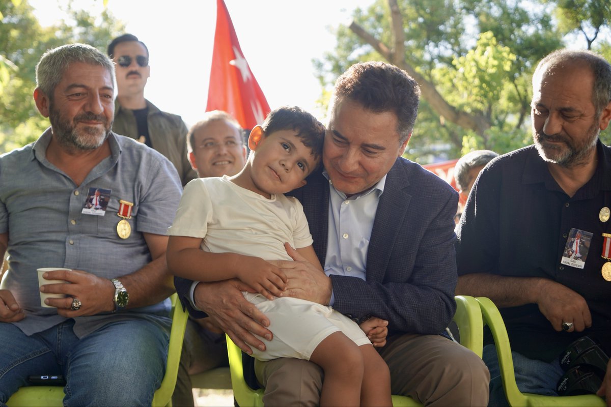 alibabacan's tweet photo. Güvenpark'ta, 20 gündür haklarını arayan er şehit ailelerimizin ve er gazilerimizin yanındaydık.

İstedikleri tek şey var: Şehit ailelerimizin ve gazilerimizin haklarının eşitlenmesi.

Bu bir bütçe meselesi değil; adaletin gereğini tesis etme meselesidir. https://t.co/qsjdfHRjOC