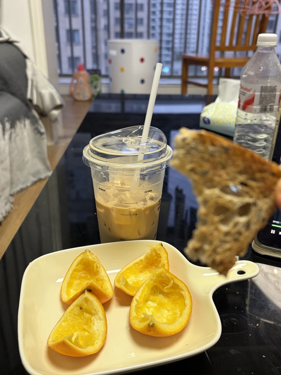 DulisaL's tweet photo. 楽しい週末が終わってしまった、面白い食べ物が消えていく組写真を撮ろう、笑😛 https://t.co/BJ1ySLe2eY