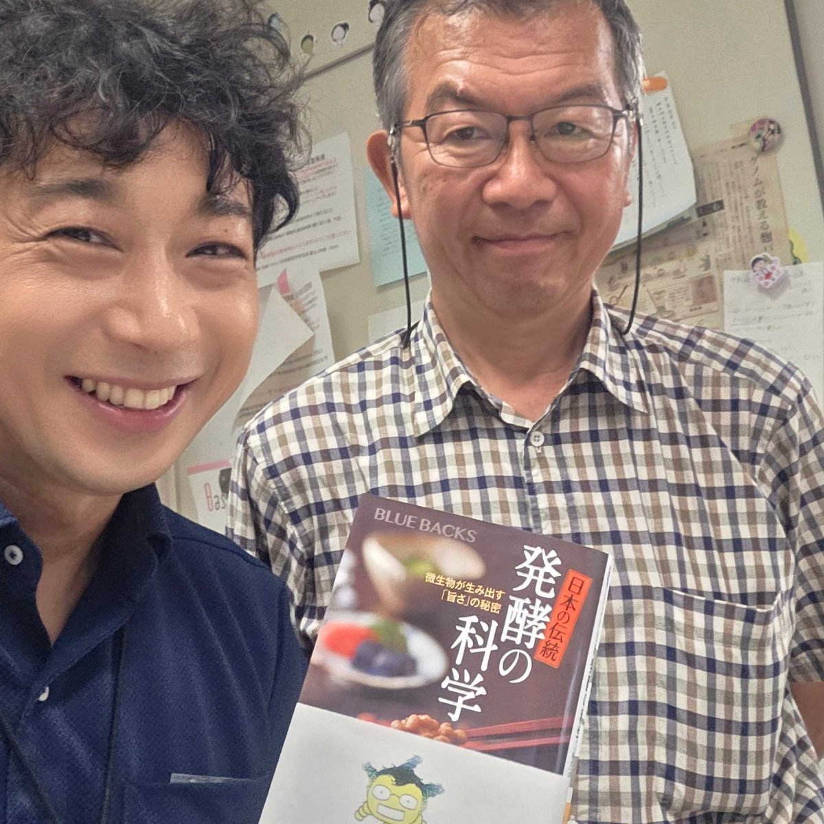 HomeiMiyashita's tweet photo. 明治大学農学���農学部農芸化学科・中島春紫先生の研究室を訪問！微生物を30年以上研究し、発酵食を支える麹菌の「水をはじくタンパク質」を新素材へと応用されています。ブルーバックス『日本の伝統 発酵の科学』をサインとともにいただき、宮下研の研究にも沢山の助言をいただきました！ありがとうございました！
