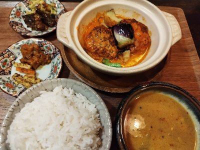 bamboodream7's tweet photo. 今夜の晩御飯は近所でエスニック風肉団子と夏野菜のトマトココナッツソース定食。暑い夏にピッタリ優しい味のメニューで美味しく頂きました。 https://t.co/gDihdh4x3H