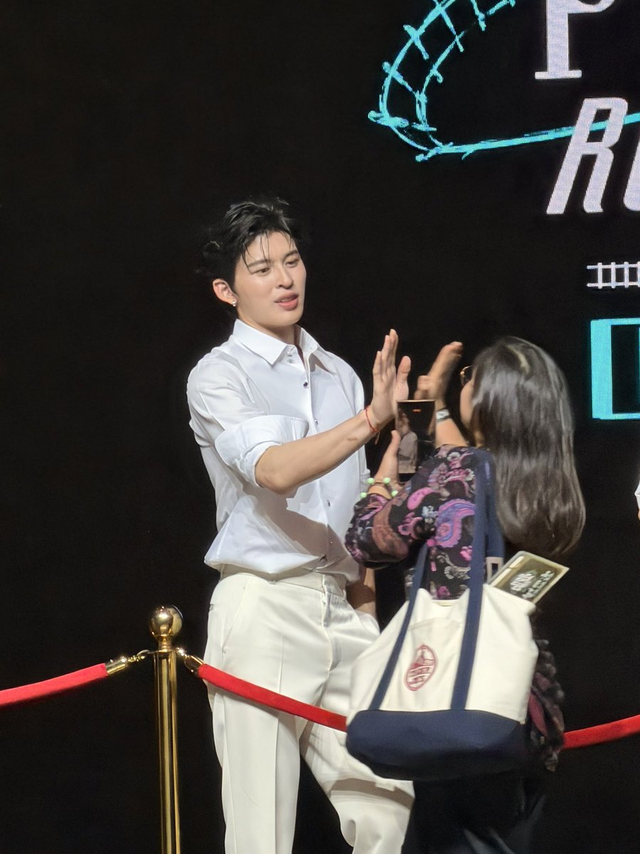 drcharliedmd's tweet photo. Some fans doing the hi-touch with Pond. #PondPhuwinRendezvousInPH https://t.co/Y0EqdBIQDB