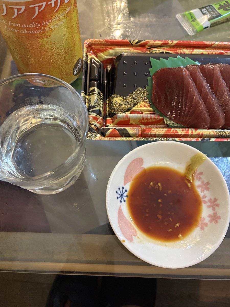 kinpatu48's tweet photo. 基本一日一食な私は
応援で昼飯を食べたので晩飯は要らないよと奥さんに連絡しておいたら
私の好きな刺身を買っておいてくれたので
魚を肴に飲んでおります
#水槽は酒の肴になる
#刺身ももちろん酒の肴になる https://t.co/wgxUceUTdD