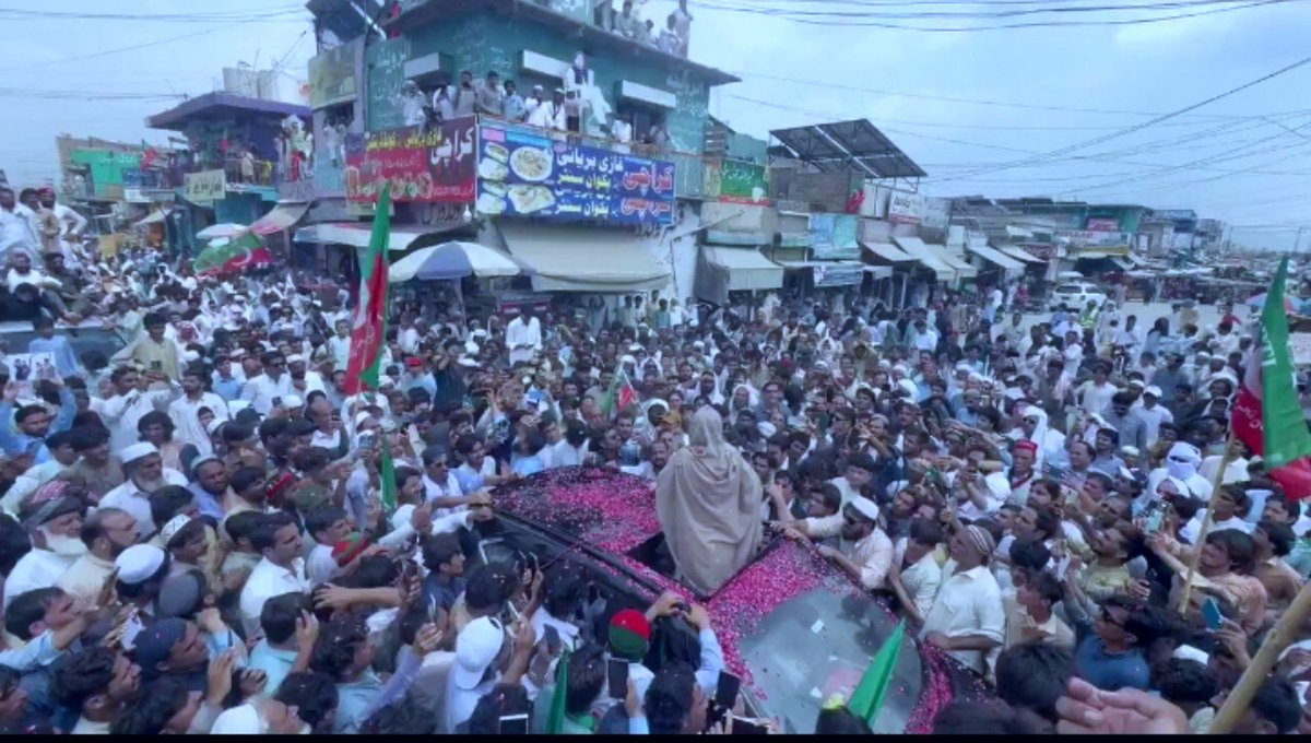 HamzaKhan37516's tweet photo. کرک کے غیور عوام نے اپنا فیصلہ سنا دیا ہے کہ ہم صرف مرشد عمران احمد خان نیازی کے ساتھ کھڑے ہیں۔ https://t.co/zSLDQdw1GF