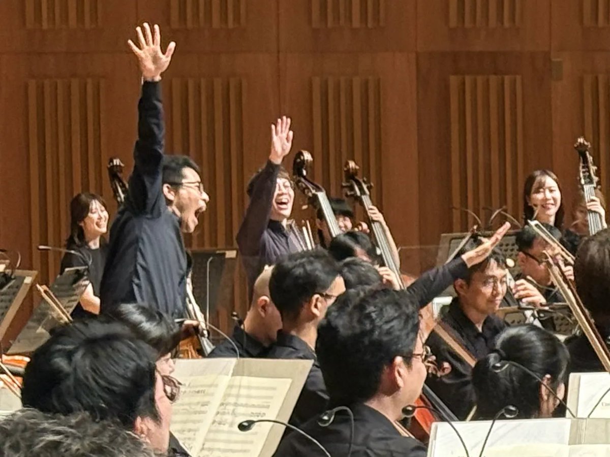Japanphil's tweet photo. 本日の公演は終了いたしました！
第3部の「だれにだってお誕生日」から、オーケストラメンバーの「はーい！」をご紹介
8月：ヴァイオリン竹歳夏鈴（バースデーガール）、チェロ篠原和仁、コントラバス鈴村優介
9月：園田マエストロ
12月：ヴァイオリン谷﨑大起
明日はみなとみらい公演！最終日です！ https://t.co/xMC5LUEocC