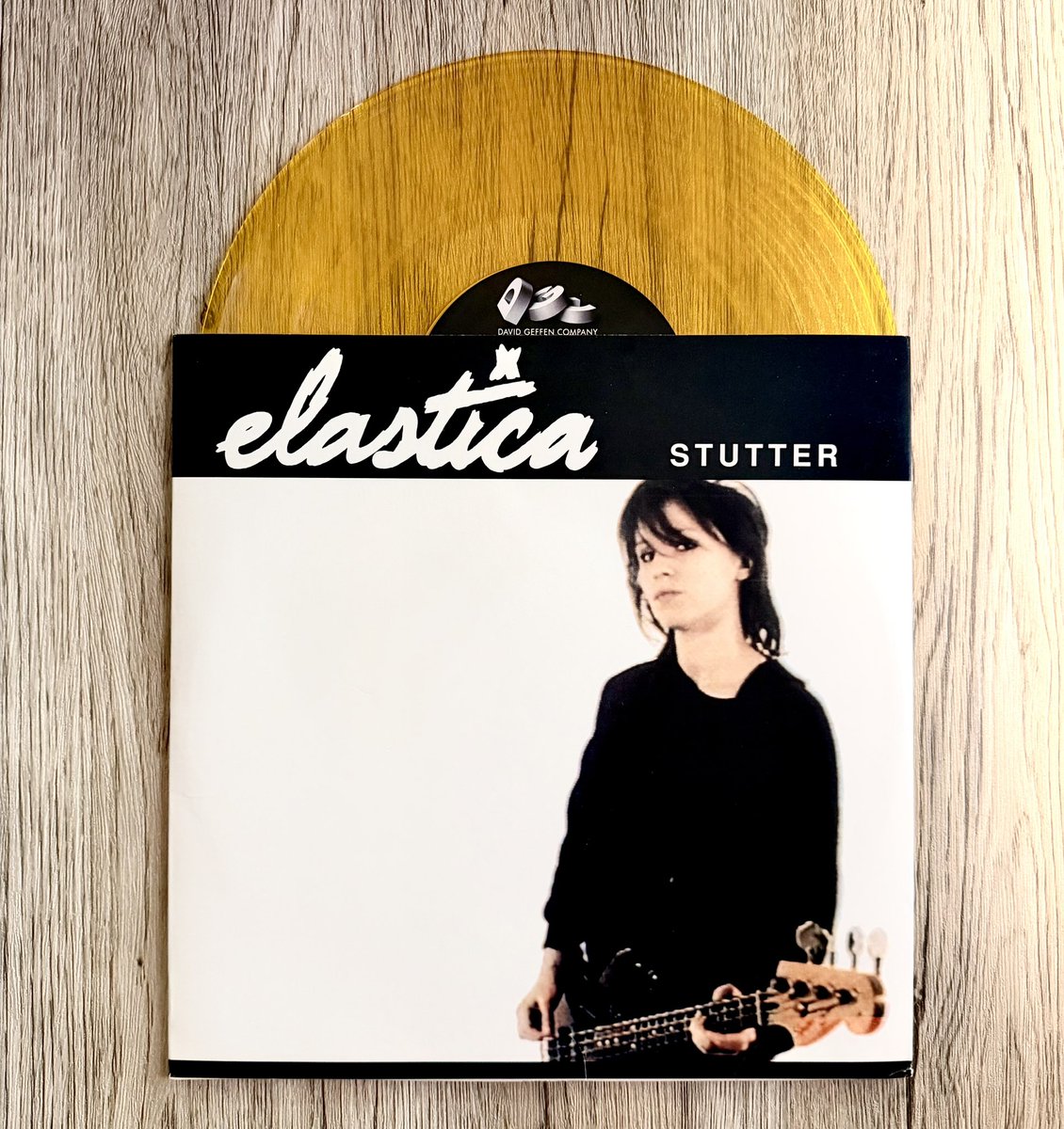 daisuke_kato_12's tweet photo. #今宵の1枚 #90年代英国ロックコレクションを愛でる会 #Elastica
「STUTTER / ELASTICA(🇺🇸 Limited Edition Gold Yellow Translucent 10inch / DGC / DGC10-22001 / 1994)」
先ほどタイムテーブルを公開したイベント『STEP OUT』では、“90’s UK Indie All Stars”枠を用意しています🇬🇧
そこで8月の #今宵の1枚 は、しばらくお休みしていた #90年代英国ロックコレクションを愛でる会 を期間限定で復活し、90年代UKロックの名盤・名アイテムを紹介したいと思います🎧
ということで今宵は、昨日、再始動を予感させる動きが話題となった90年代の伝説的バンド、エラスティカの衝撃的なデビュー・シングル「STUTTER」を収録した、レアな米国限定10インチ盤を聴きます🇺🇸
※Music Video
https://t.co/Aa8LABZgqw
<限定盤の詳細に続く>
———
⚠️「oasis」DJクラブイベント『STEP OUT vol.4 ~KNEBWORTH 2026~』開催決定!
📅 8月29日(土)18:00〜22:30
📍DJ Bar EdgeEnd(渋谷区道玄坂1-17-12 野々ビル2F)
🎧 MANI GALLAGHER(マニオ)、CHIKAOKA
———