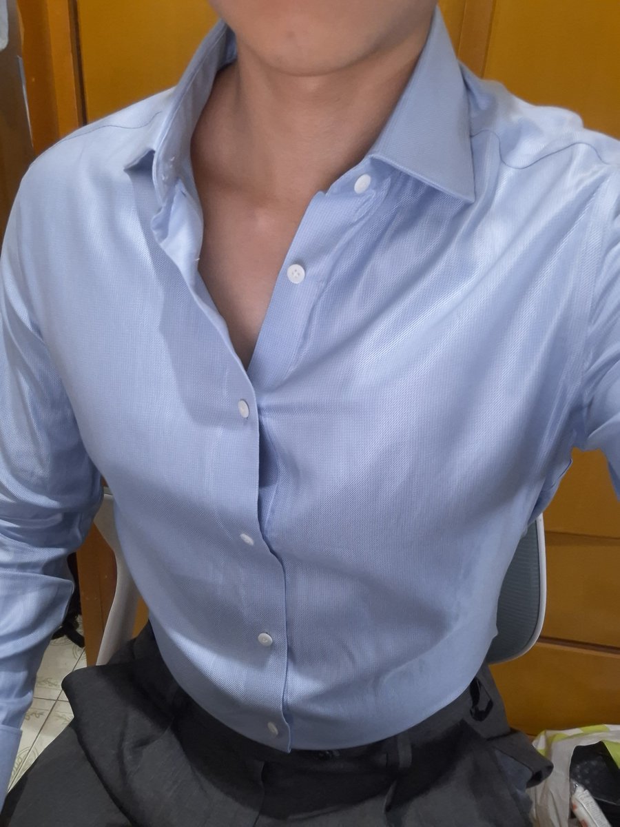 Nhk83756648's tweet photo. 提早Monday Blue (我有新衫著)

好開心呀，我入手到第一件cuflink shirt，
仲要落咗38%蠶絲混棉成份，著上身好絲滑又有空氣感，好自然要解開心口粒鈕chill���，可以著出去蒲同去旅行~

Btw，但我條西褲好似唔多襯呢件衫，我諗要再買過條白色/杏色西褲配佢，仲要買返對樂福鞋先得。

又多咗個做gym理由。 https://t.co/Mz24vtMiCi