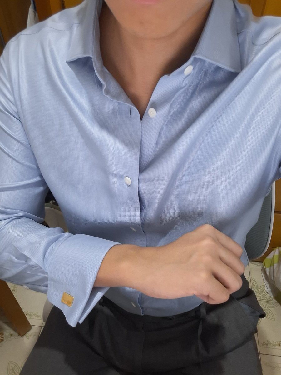 Nhk83756648's tweet photo. 提早Monday Blue (我有新衫著)

好開心呀，我入手到第一件cuflink shirt，
仲要落咗38%蠶絲混棉成份，著上身好絲滑又有空氣感，好自然要解開心口粒鈕chill���，可以著出去蒲同去旅行~

Btw，但我條西褲好似唔多襯呢件衫，我諗要再買過條白色/杏色西褲配佢，仲要買返對樂福鞋先得。

又多咗個做gym理由。 https://t.co/Mz24vtMiCi