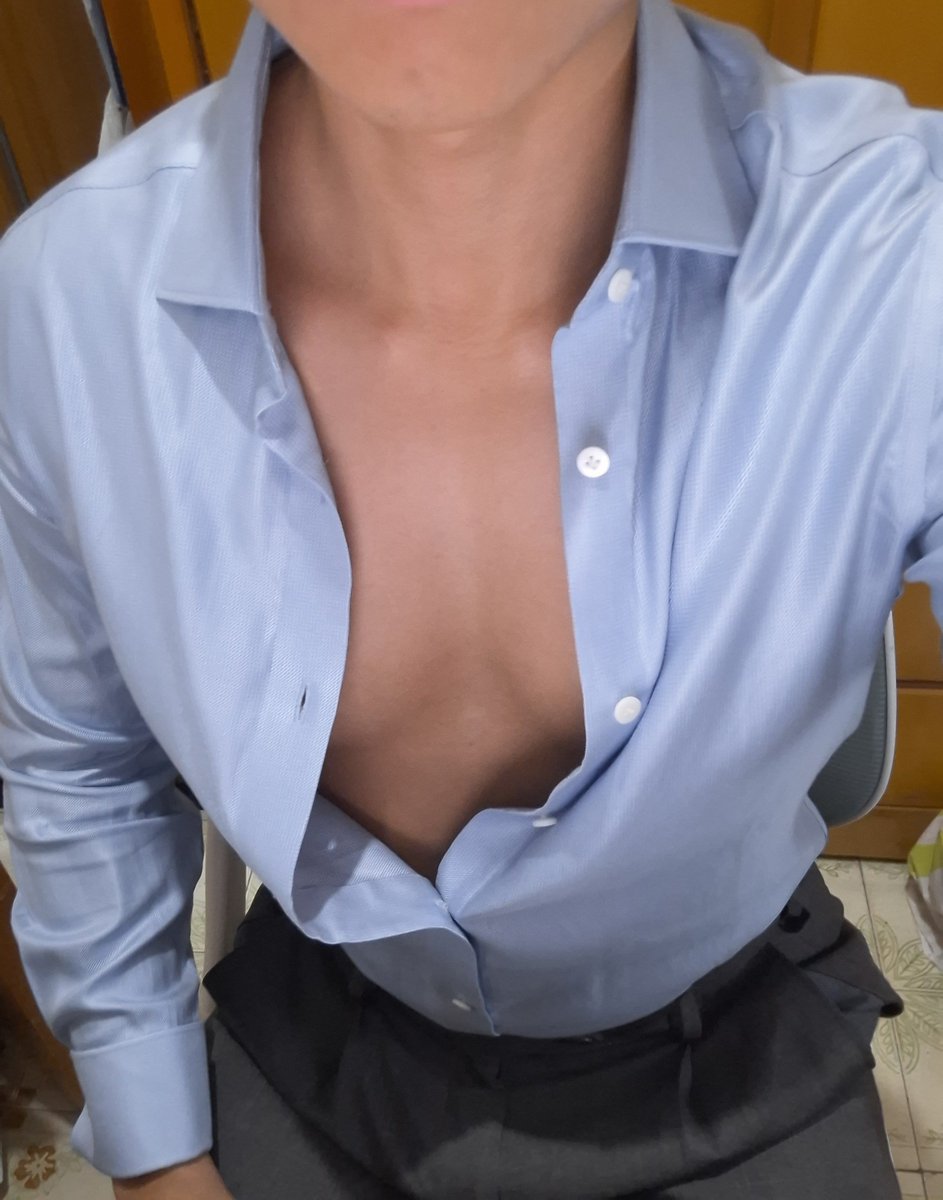 Nhk83756648's tweet photo. 提早Monday Blue (我有新衫著)

好開心呀，我入手到第一件cuflink shirt，
仲要落咗38%蠶絲混棉成份，著上身好絲滑又有空氣感，好自然要解開心口粒鈕chill���，可以著出去蒲同去旅行~

Btw，但我條西褲好似唔多襯呢件衫，我諗要再買過條白色/杏色西褲配佢，仲要買返對樂福鞋先得。

又多咗個做gym理由。 https://t.co/Mz24vtMiCi