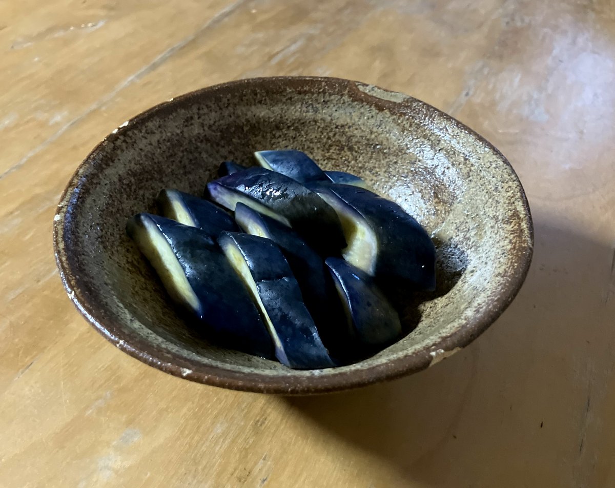 SUPRAENDURA's tweet photo. 夏野菜、ナスとかキュウリとか茗荷とか、栄養価が低いものほどおいしいんだろう。 https://t.co/2MXCRb6yE6
