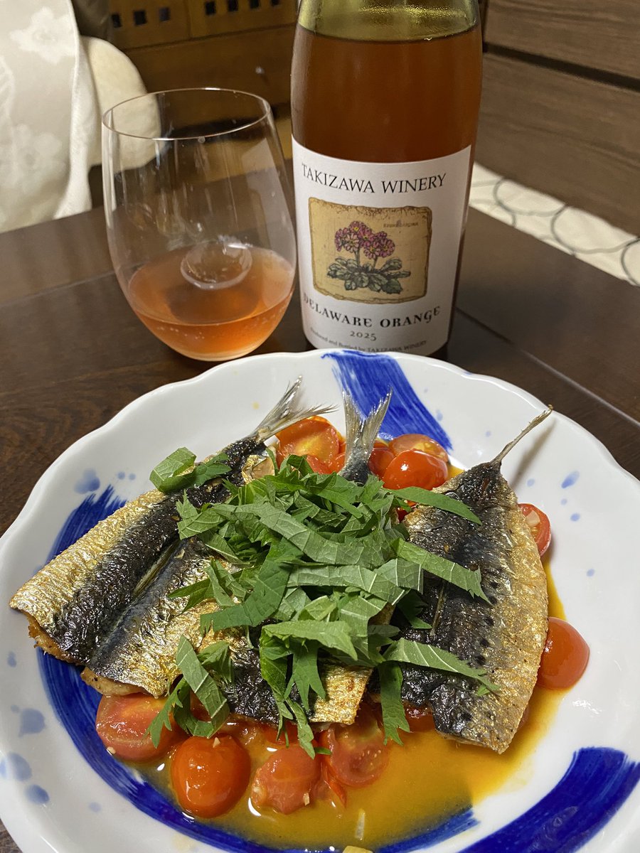 akiefukata's tweet photo. 締め切り地獄中につき、毎日、オットにご飯を作ってもらっている。ここまで続くと、もはや罪悪感なし、感謝しかない。
今日は「きようの料理」から「イワシのトマトソース」を作ってくれた。私の担当はそれ以外💦　ワインは北海道空知のタキザワワイナリーのオレンジ https://t.co/4SVzfEYLAJ