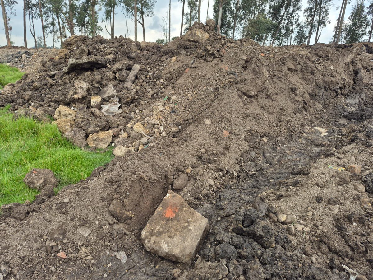 Alfred_Balle's tweet photo. No permitiremos que los permisos ambientales se usen para actividades distintas a las autorizadas. En Mosquera, Cundinamarca, suspendimos las actividades en un predio donde encontramos disposición irregular de residuos de construcción. Los responsables deberán retirar los materiales y cumplir la normatividad. 

#LaCARactúa