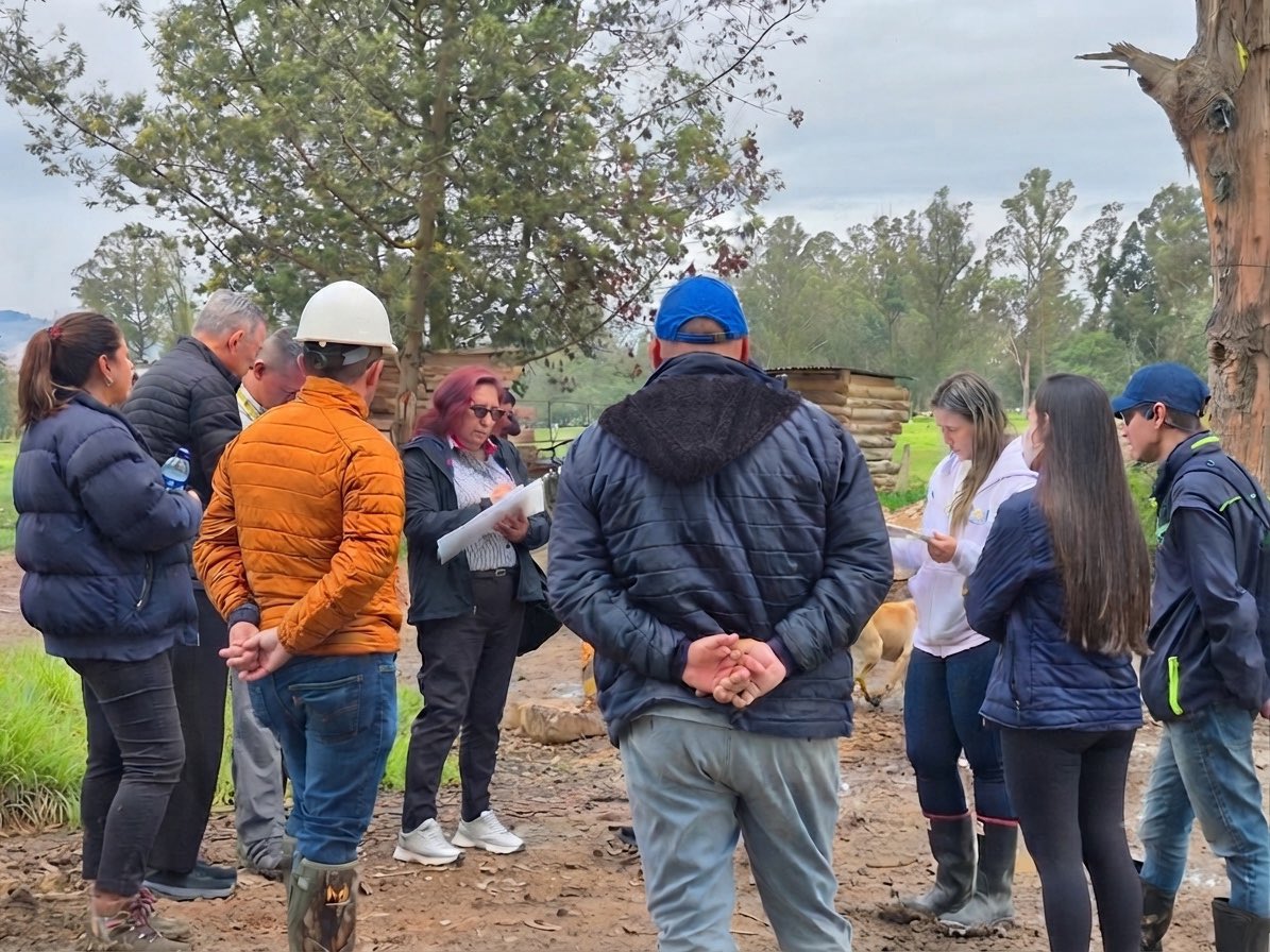 Alfred_Balle's tweet photo. No permitiremos que los permisos ambientales se usen para actividades distintas a las autorizadas. En Mosquera, Cundinamarca, suspendimos las actividades en un predio donde encontramos disposición irregular de residuos de construcción. Los responsables deberán retirar los materiales y cumplir la normatividad. 

#LaCARactúa