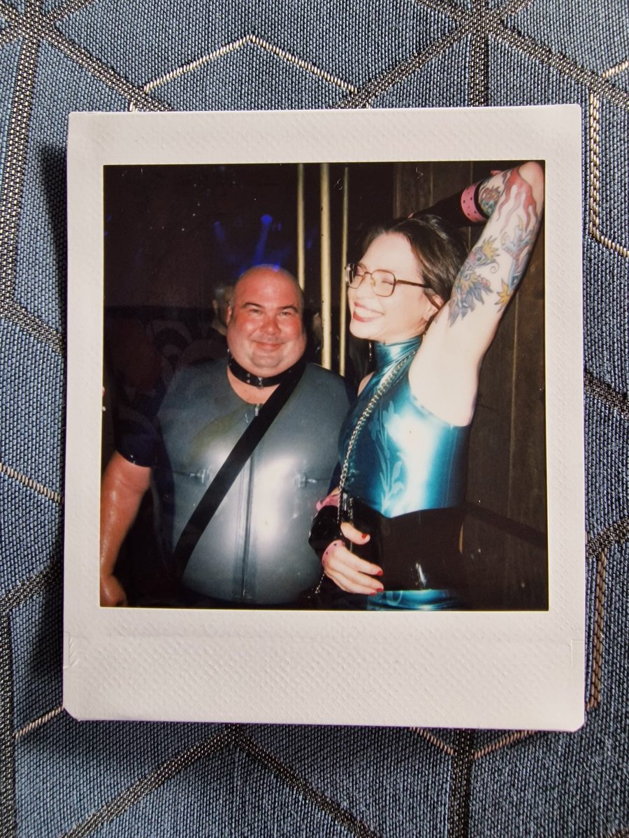 Slave_Maddin's tweet photo. Das Latex von @Kaliversum @Kali_Latex wieder einmal an einer Party ausführen mit einer guten Freundin mit dem vollen Vertrsuen und der Einwilligung meiner wundervollen Herrin @MistressIlina 

#saturdaynight #mylife #goodvibes #happyworld  #luckyslave 
@Latex_High_Heel @LatexLadies @dommes_rt @FemdomWorldNew