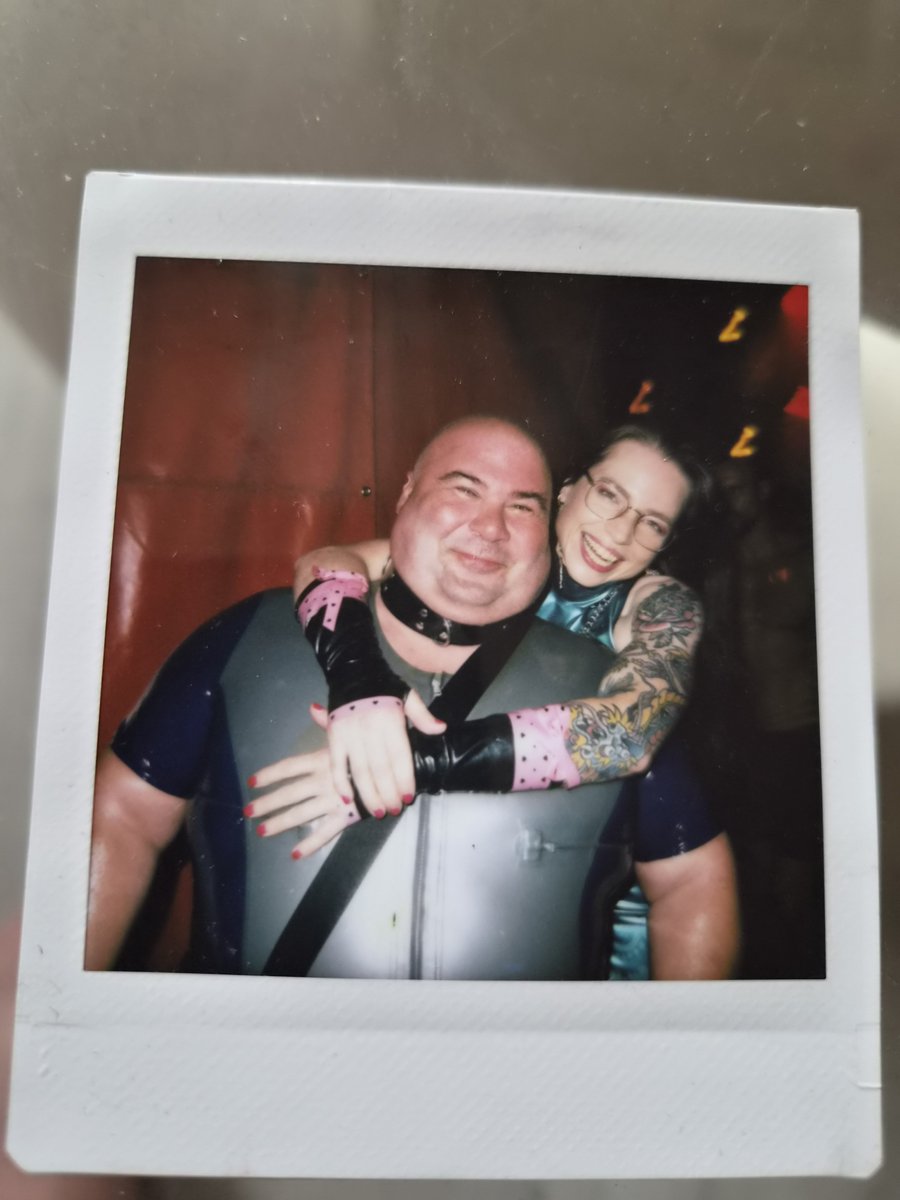 Slave_Maddin's tweet photo. Das Latex von @Kaliversum @Kali_Latex wieder einmal an einer Party ausführen mit einer guten Freundin mit dem vollen Vertrsuen und der Einwilligung meiner wundervollen Herrin @MistressIlina 

#saturdaynight #mylife #goodvibes #happyworld  #luckyslave 
@Latex_High_Heel @LatexLadies @dommes_rt @FemdomWorldNew