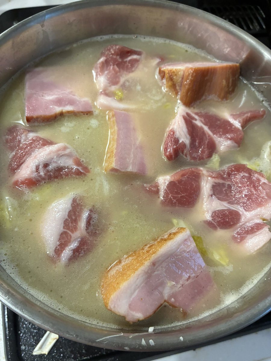 pasbs's tweet photo. 自家製ザワークラウトの在庫を一掃したかったのでシュークルート。
豚肩ロースの塩豚とベーコンとソーセージとジャガイモにたっぷりザワークラウトに玉ねぎ。
美味しい。 https://t.co/e8IuvLOsD4