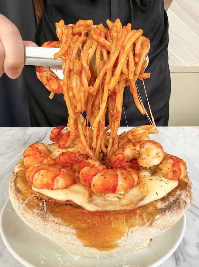 gourmetroad5's tweet photo. 東京都中目黒駅近くにあるお店「Meat &amp; Cheese Forne」の、とろ〜りチーズの中に濃厚オマールソースパスタとぷりぷりシュリンプが入った「シュリンプパスタボウル」✨

予約必須となっています！ #PR https://t.co/6LduF2oXHz