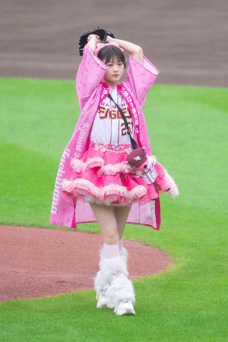 puuchan_1021's tweet photo. 2026.08.02
楽天イーグルスコラボイベント
セレモニアルピッチ⚾️

真剣な表情で頑張ってて素敵だった✨
綺麗な弧を描いてのストライクだったね😉💞
本当にナイスピッチングでした👏👏👏

#橘花怜
#かれんくんへ 
#RakutenEagles https://t.co/uacAw21nHt