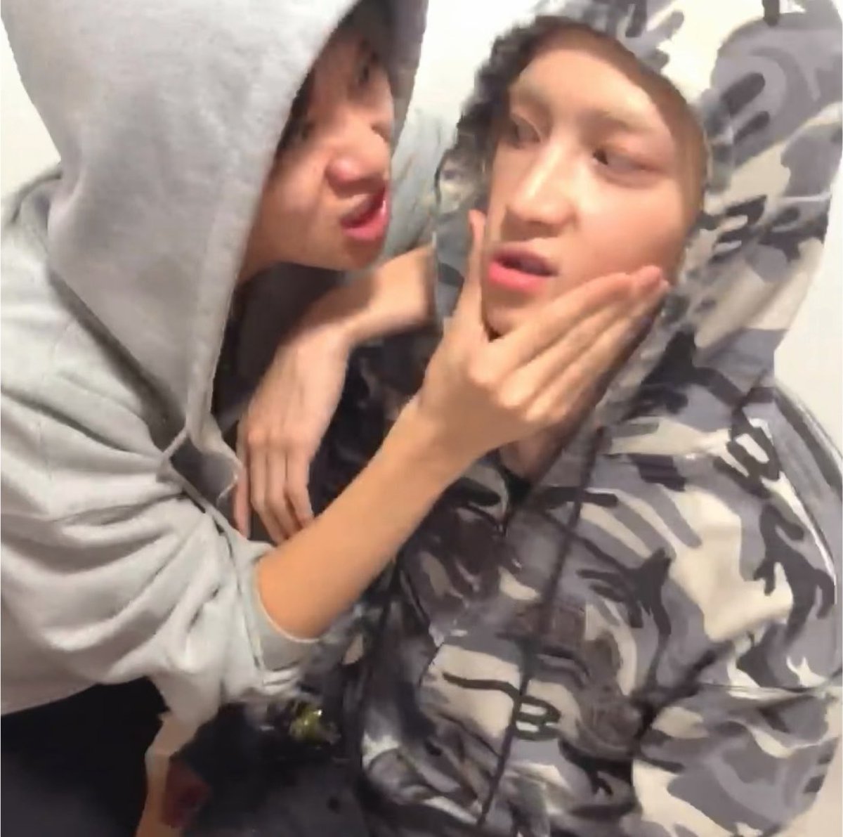 hr_nya225's tweet photo. 쌍둥이❤️‍🔥❤️‍🔥너무 귀여워😭😭😭

#AEN #에이엔 #エイエン
#HARU #하루 #ハル
#JUNSEO #준서 #ジュンソ https://t.co/059SgW32ga