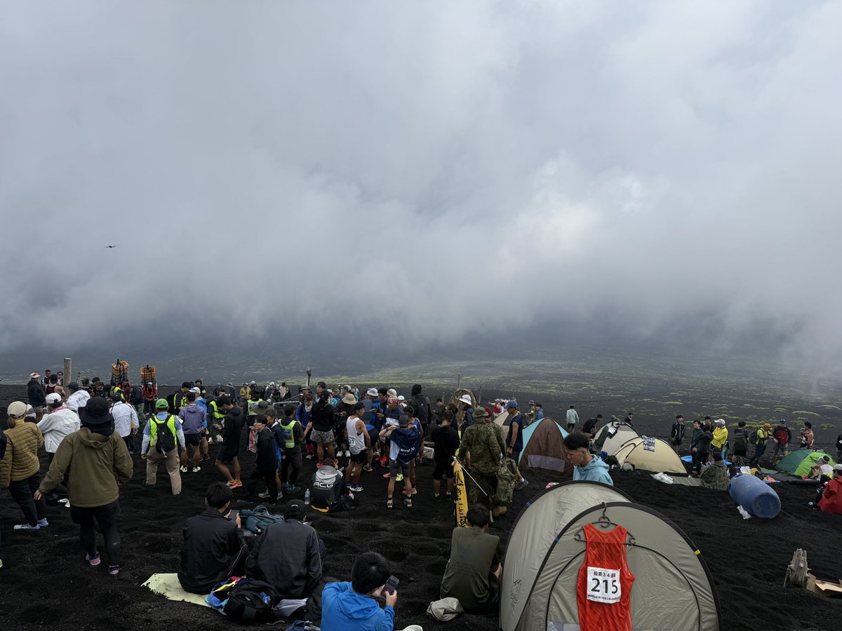 AY19960130's tweet photo. 富士登山駅伝

4区:32'13 (一般21位)
8区:11'00 (一般68位)

下りで多分両足含めて6回くらいガチで挫いて少なくとも左足ガチ捻挫、右足も炎症の恐れあり😂
登りはメンタル砕けた笑
けど瞬間2'00/kmで走ってエリマキトカゲなれたし、来年も出たいと思えた！！が来年はロードで😂
#富士登山駅伝競走大会 https://t.co/bVHXnNmiBg