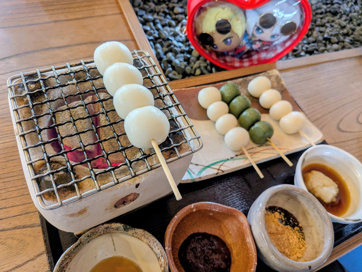 potetomilch's tweet photo. 団子焼いてからブルーメの丘行ってきた！よく焼いたパリもち熱々の団子は最高だぜぇ🥳セットにはおろしポン酢、黒蜜きなこ、あんこ、みたらしがついてきて、みたらしが好みの塩味で1番好きだった💖 https://t.co/lRhcE00vvE