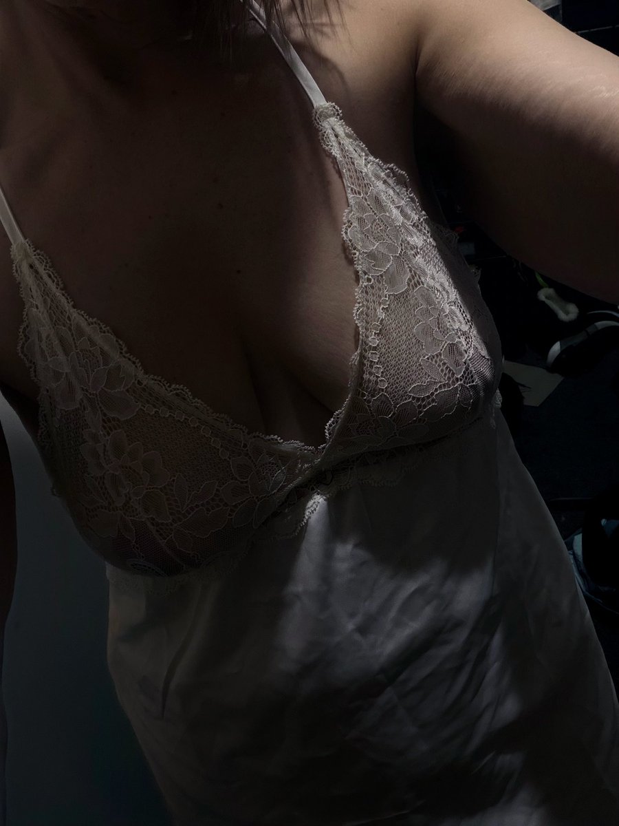 PurpleFairOF's tweet photo. White Silk Nightie With Lace Detail  Soft  Elegant  We https://t.co/YAOezaHYrZ https://t.co/dmoqImCBJY
