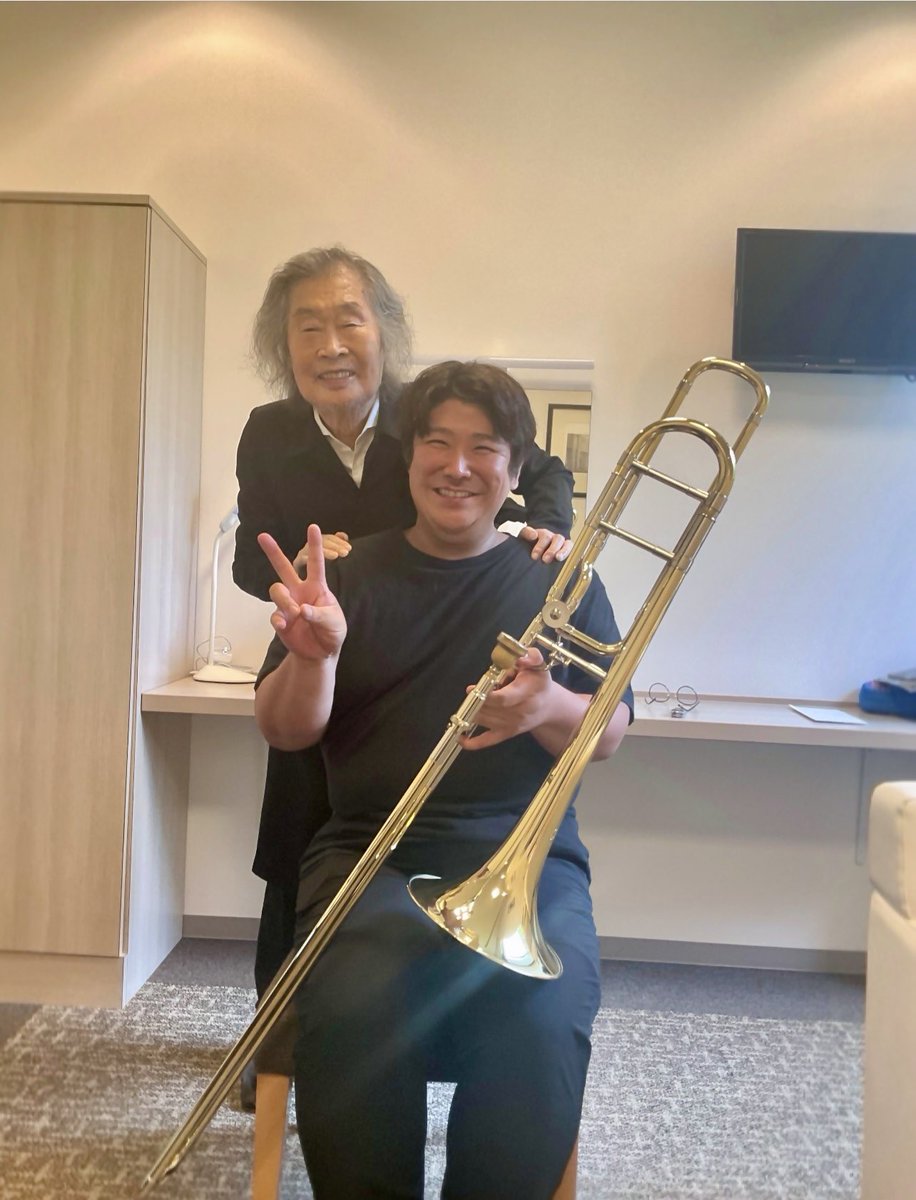 koujirou526's tweet photo. 夏の軽井沢で、コバケンとその仲間たちオーケストラの公演でした！
6月の定期コンサートが今年は無かったので、緊張しましたが、久しぶりにみんなと顔を合わせられて、本当に嬉しかったです🥹仲間と一緒に心を込めて演奏できて、充実した時間でした。

演目はコバケン先生の「新世界」。レクチャーコンサート形式で、前半はマエストロの丁寧な解説付き。お客様の温かい眼差しの中で、まさかの「アメイジング・グレイス」のソロも演奏させていただきました😳 貴重な経験でした。
そして今日は、42歳初本番、PRESONの42N Tenor Bass Tromboneのデビュー戦でもあります🪊
ピカピカの新しい楽器を手に、フルオーケストラのシンフォニーにもしっかり応えてくれるその響きに、改めて名器だと実感しました。音色も吹き心地も素晴らしく、これからの相棒としてとても心強いです🪊

終演後には、マエストロ楽屋で誕生日をお祝いしてくださって…🎂🥂

恐縮しつつも、温かいお心遣いに感謝の気持ちでいっぱいでした🙇‍♂️
オーケストラは、音を合わせる喜びも、仲間と過ごす時間も、すべてが宝物。
これからも丁寧に、楽しく音楽を続けていきたいです✨