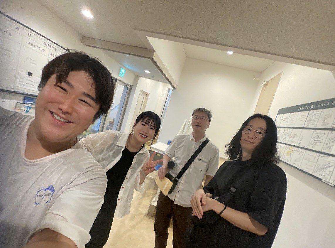 koujirou526's tweet photo. 夏の軽井沢で、コバケンとその仲間たちオーケストラの公演でした！
6月の定期コンサートが今年は無かったので、緊張しましたが、久しぶりにみんなと顔を合わせられて、本当に嬉しかったです🥹仲間と一緒に心を込めて演奏できて、充実した時間でした。

演目はコバケン先生の「新世界」。レクチャーコンサート形式で、前半はマエストロの丁寧な解説付き。お客様の温かい眼差しの中で、まさかの「アメイジング・グレイス」のソロも演奏させていただきました😳 貴重な経験でした。
そして今日は、42歳初本番、PRESONの42N Tenor Bass Tromboneのデビュー戦でもあります🪊
ピカピカの新しい楽器を手に、フルオーケストラのシンフォニーにもしっかり応えてくれるその響きに、改めて名器だと実感しました。音色も吹き心地も素晴らしく、これからの相棒としてとても心強いです🪊

終演後には、マエストロ楽屋で誕生日をお祝いしてくださって…🎂🥂

恐縮しつつも、温かいお心遣いに感謝の気持ちでいっぱいでした🙇‍♂️
オーケストラは、音を合わせる喜びも、仲間と過ごす時間も、すべてが宝物。
これからも丁寧に、楽しく音楽を続けていきたいです✨