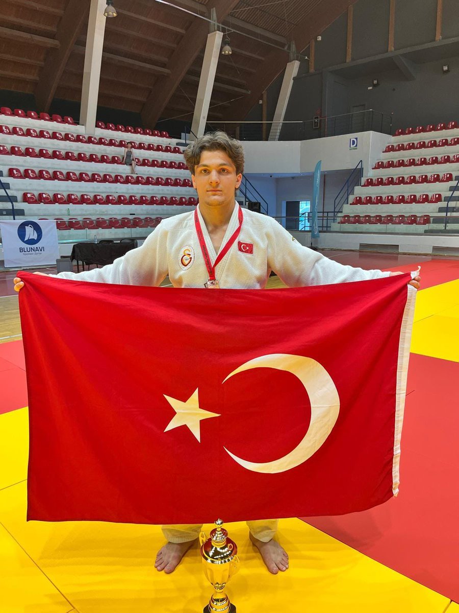 GSKJudo's tweet photo. 🥉 Arnavutluk'un başkenti Tiran'da yapılan Büyükler Balkan Şampiyonası'nda sporcumuz Burak Ergün, 81 kiloda üçüncü olarak bronz madalya kazandı. 

Sporcumuzu ve antrenörünü tebrik eder, başarılarının devamını dileriz. https://t.co/pZTvhSdoae