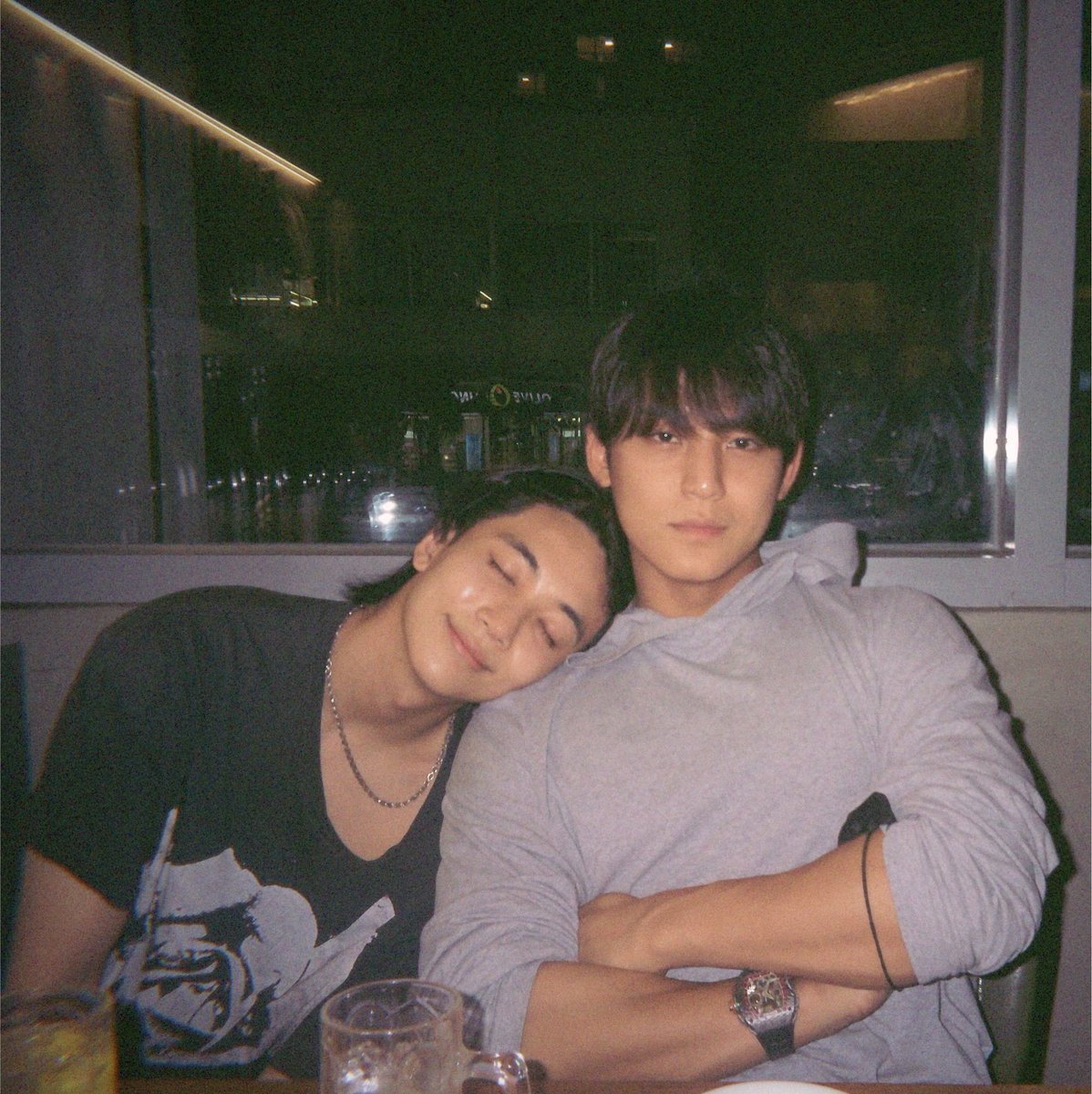 hanniehaedesu's tweet photo. เดทกับม๋าเด่กมันดีแบบนี้นี่เอง ตกใจแสงแฟลชก็มีให้ไหล่ให้อิงให้ซบ ก็ระดับหัวมันตรงไหล่พอดีอะสิ ทำไงละเนี่ย อะ ๆ ซบก็ได้ เซาซี้จัง https://t.co/y4NkO4Gy8z