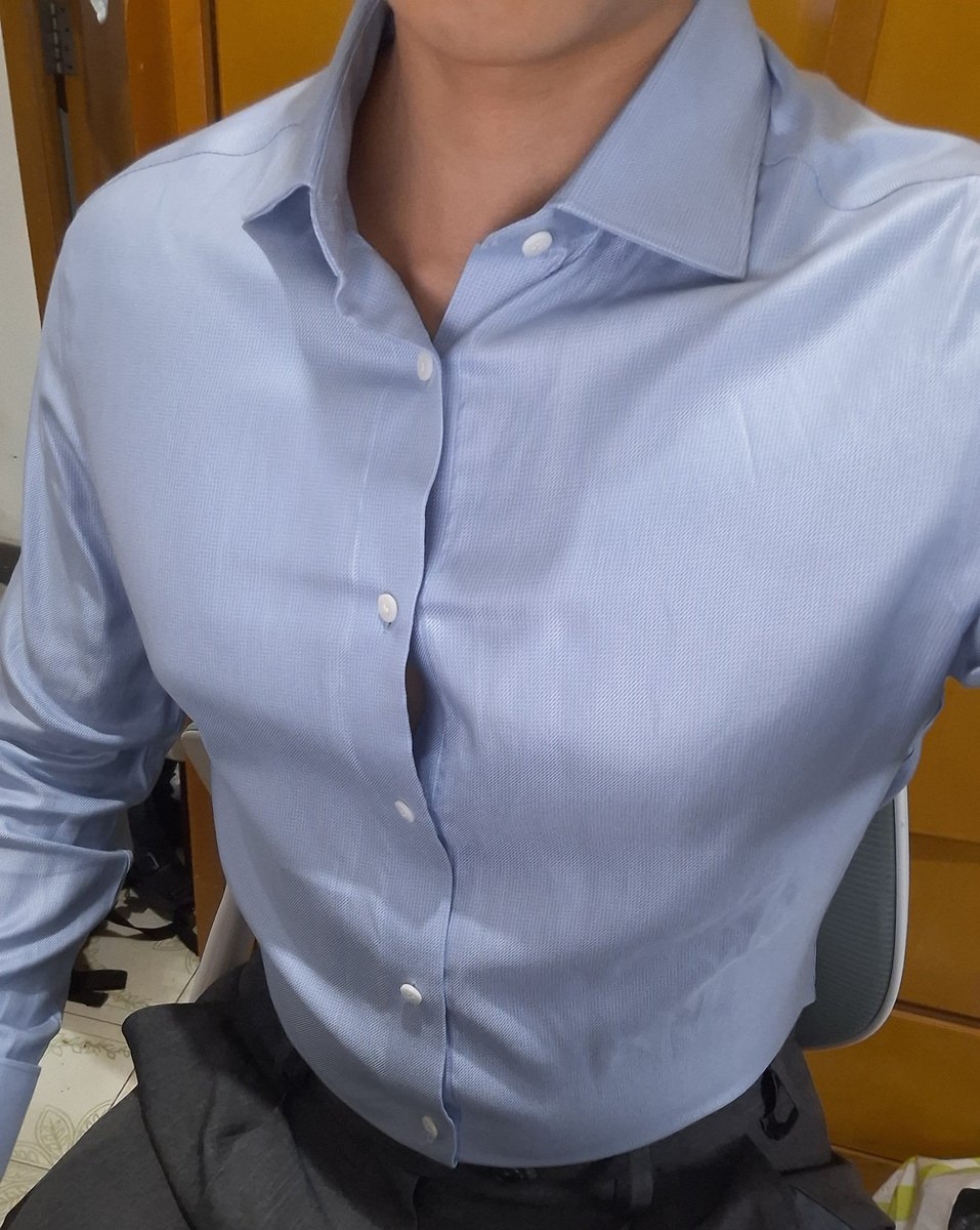 Nhk83756648's tweet photo. 提早Monday Blue (我有新衫著)

好開心呀，我入手到第一件cuflink shirt，
仲要落咗38%蠶絲混棉成份，著上身好絲滑又有空氣感，好自然要解開心口粒鈕chill���，可以著出去蒲同去旅行~

Btw，但我條西褲好似唔多襯呢件衫，我諗要再買過條白色/杏色西褲配佢，仲要買返對樂福鞋先得。

又多咗個做gym理由。 https://t.co/Mz24vtMiCi