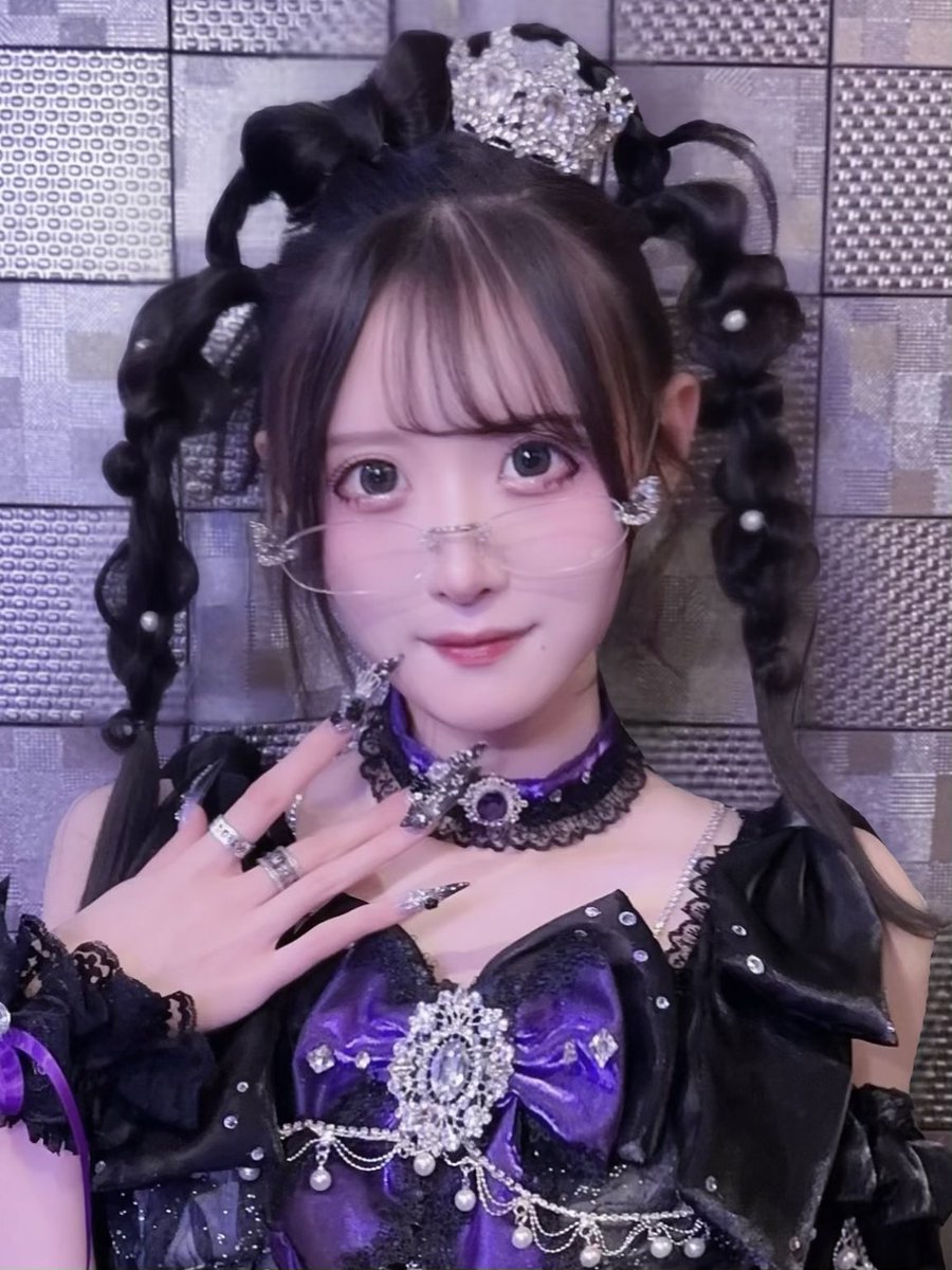 nyamura_'s tweet photo. ˖˚˳⌖ Princess of Darkness ˖˚˳⌖ 

衣装 ⟡ ぷくぷくぱんださん
私がデザイン画を描いたものをさらにめちゃくちゃ素敵に制作していただきました…！
キラキラが沢山で、暗い所でも360度かわいい〜✦ ⋆ ࣪.

ネイル ⟡ sayaさん(Raviy新宿店)
衣装に合わせてキラキラゴテゴテにしてもらいました〜！結構全部さやさんのセンスにお任せしました…♡可愛すぎ〜！

ヘアメイク ⟡ ヲタク美容師さん
衣装に合わせて私に似合うように沢山調整して考えていただきました〜！ちょっと大きめのティアラに反対側はリボン〜！♡可愛すぎて天才…！

PA / mnp ⟡ yuriさん
喘息で歌いづらい中、めちゃくちゃ歌いやすく長い時間調整して音作りいただけたおかげで本当に歌いやすくて聞こえ方もめちゃくちゃ世界観に合っていてやはり天才〜！♡いつもありがとうございます♪

VJ ⟡ naoya
当日VJのみならず、VJ内の映像も作っていただきました〜！♡私の世界観を作る上で欠かせない存在…！ワンマン告知もめちゃくちゃかっこよく発表できて本当に感謝♪

Lighting ⟡ 福嶋さん(huez)
今回VJ映像がない箇所も多かった中、ライティングだけでステージに世界観を出して映えさせていただきました…♡「あたしの病気を治してくれる？」のライティング特にお気に入りです♪

他にも物販の方々や、スタッフさん、沢山お世話になりました♪
私の全てのわがままを素晴らしい形で叶えてくださったみなさま、本当にありがとうございました♡
