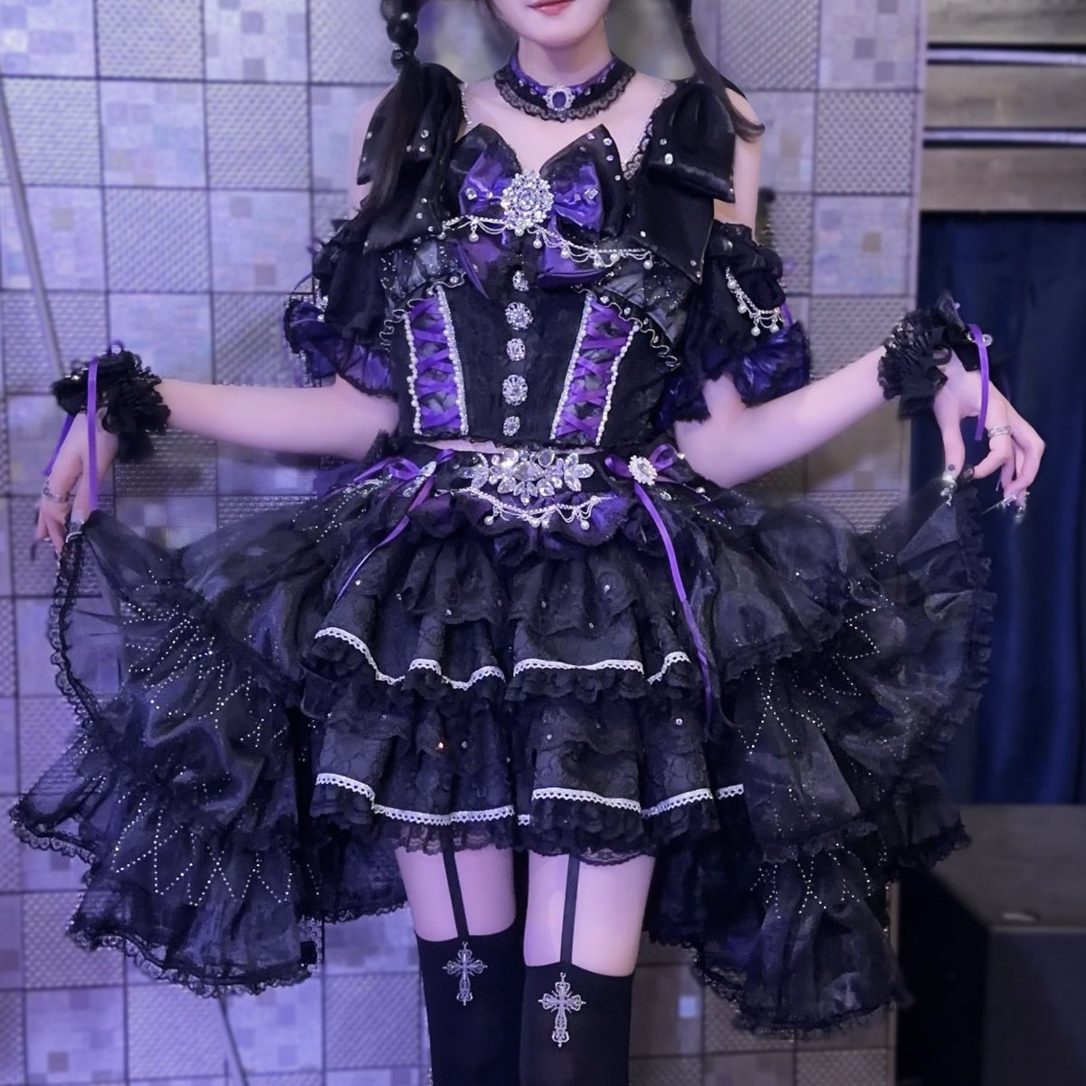 nyamura_'s tweet photo. ˖˚˳⌖ Princess of Darkness ˖˚˳⌖ 

衣装 ⟡ ぷくぷくぱんださん
私がデザイン画を描いたものをさらにめちゃくちゃ素敵に制作していただきました…！
キラキラが沢山で、暗い所でも360度かわいい〜✦ ⋆ ࣪.

ネイル ⟡ sayaさん(Raviy新宿店)
衣装に合わせてキラキラゴテゴテにしてもらいました〜！結構全部さやさんのセンスにお任せしました…♡可愛すぎ〜！

ヘアメイク ⟡ ヲタク美容師さん
衣装に合わせて私に似合うように沢山調整して考えていただきました〜！ちょっと大きめのティアラに反対側はリボン〜！♡可愛すぎて天才…！

PA / mnp ⟡ yuriさん
喘息で歌いづらい中、めちゃくちゃ歌いやすく長い時間調整して音作りいただけたおかげで本当に歌いやすくて聞こえ方もめちゃくちゃ世界観に合っていてやはり天才〜！♡いつもありがとうございます♪

VJ ⟡ naoya
当日VJのみならず、VJ内の映像も作っていただきました〜！♡私の世界観を作る上で欠かせない存在…！ワンマン告知もめちゃくちゃかっこよく発表できて本当に感謝♪

Lighting ⟡ 福嶋さん(huez)
今回VJ映像がない箇所も多かった中、ライティングだけでステージに世界観を出して映えさせていただきました…♡「あたしの病気を治してくれる？」のライティング特にお気に入りです♪

他にも物販の方々や、スタッフさん、沢山お世話になりました♪
私の全てのわがままを素晴らしい形で叶えてくださったみなさま、本当にありがとうございました♡