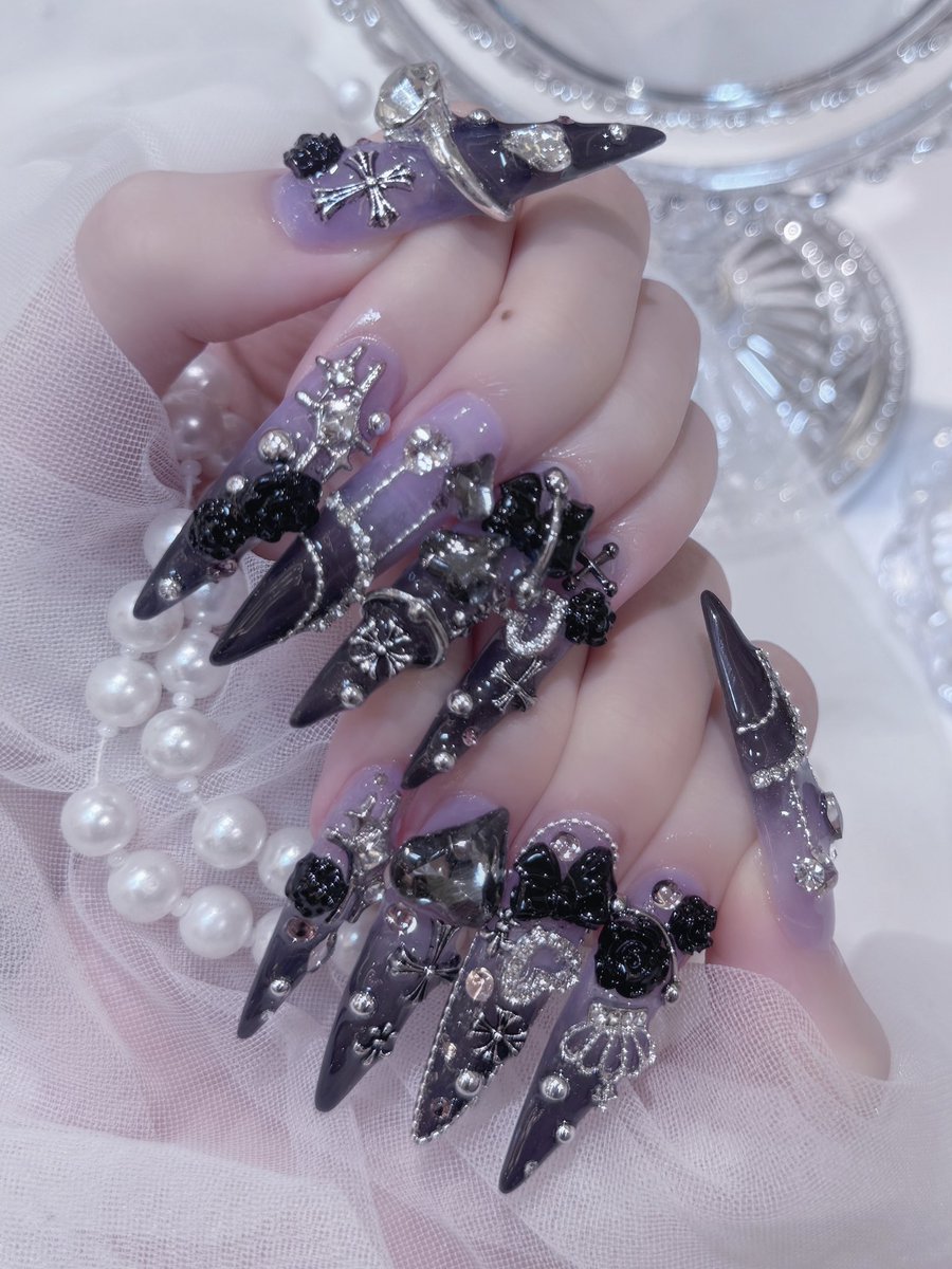 nyamura_'s tweet photo. ˖˚˳⌖ Princess of Darkness ˖˚˳⌖ 

衣装 ⟡ ぷくぷくぱんださん
私がデザイン画を描いたものをさらにめちゃくちゃ素敵に制作していただきました…！
キラキラが沢山で、暗い所でも360度かわいい〜✦ ⋆ ࣪.

ネイル ⟡ sayaさん(Raviy新宿店)
衣装に合わせてキラキラゴテゴテにしてもらいました〜！結構全部さやさんのセンスにお任せしました…♡可愛すぎ〜！

ヘアメイク ⟡ ヲタク美容師さん
衣装に合わせて私に似合うように沢山調整して考えていただきました〜！ちょっと大きめのティアラに反対側はリボン〜！♡可愛すぎて天才…！

PA / mnp ⟡ yuriさん
喘息で歌いづらい中、めちゃくちゃ歌いやすく長い時間調整して音作りいただけたおかげで本当に歌いやすくて聞こえ方もめちゃくちゃ世界観に合っていてやはり天才〜！♡いつもありがとうございます♪

VJ ⟡ naoya
当日VJのみならず、VJ内の映像も作っていただきました〜！♡私の世界観を作る上で欠かせない存在…！ワンマン告知もめちゃくちゃかっこよく発表できて本当に感謝♪

Lighting ⟡ 福嶋さん(huez)
今回VJ映像がない箇所も多かった中、ライティングだけでステージに世界観を出して映えさせていただきました…♡「あたしの病気を治してくれる？」のライティング特にお気に入りです♪

他にも物販の方々や、スタッフさん、沢山お世話になりました♪
私の全てのわがままを素晴らしい形で叶えてくださったみなさま、本当にありがとうございました♡