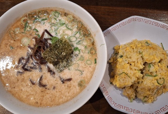 karanabeTW's tweet photo. 哲麺十六代目大垣上面店@岐阜県大垣市。
豚骨塩ラーメンチャーハンセット(+替え玉)。
十数年振りに哲麺。大垣店は初。昔は羽島や本巣店に行ったな。羽島店が十三代目で本巣北方が二十代目だっけ？久々すぎてかつての味は思い出せないが良い意味でふた昔前の味。つもりじゃ無かったが替え玉まで堪能した https://t.co/ioIQA3vj5h