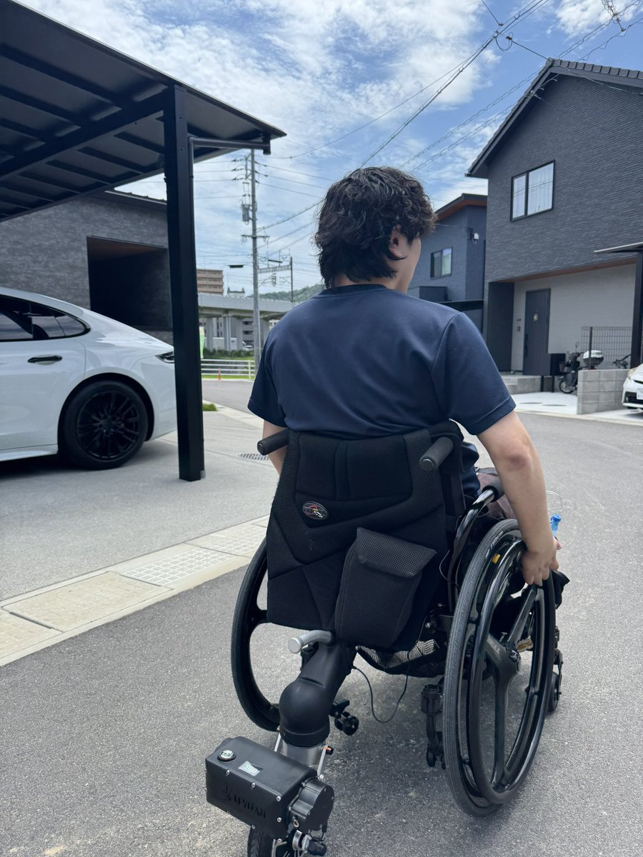 FREEBionicsJP's tweet photo. 【えっ、こんなに進むの！？」驚きの体験をあなたへ】
難しい練習は一切不要！軽く動かすだけで、まるで魔法のようにスイスイと進み始めます。
「私にも使いこなせるかな…」と不安な方にこそ、この感動的な軽さを一度味わっていただきたいです。
https://t.co/0yN5oU58wC
#車椅子 #EKO #電動アシスト https://t.co/IPcmkSijo5