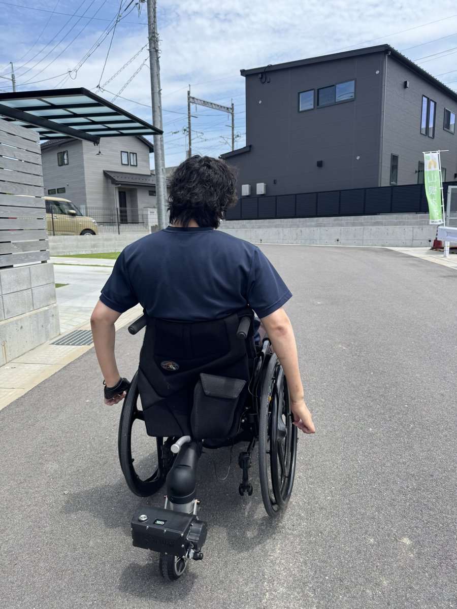 FREEBionicsJP's tweet photo. 【えっ、こんなに進むの！？」驚きの体験をあなたへ】
難しい練習は一切不要！軽く動かすだけで、まるで魔法のようにスイスイと進み始めます。
「私にも使いこなせるかな…」と不安な方にこそ、この感動的な軽さを一度味わっていただきたいです。
https://t.co/0yN5oU58wC
#車椅子 #EKO #電動アシスト https://t.co/IPcmkSijo5